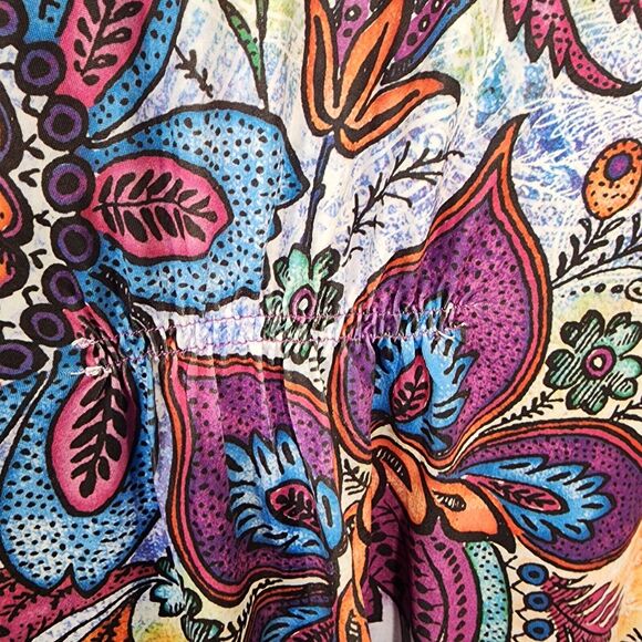 Simply Emma Womens Top Size 1X Beaded Shark Hem 3/4 Sleeve Floral Print Split V - Picture 10 of 14